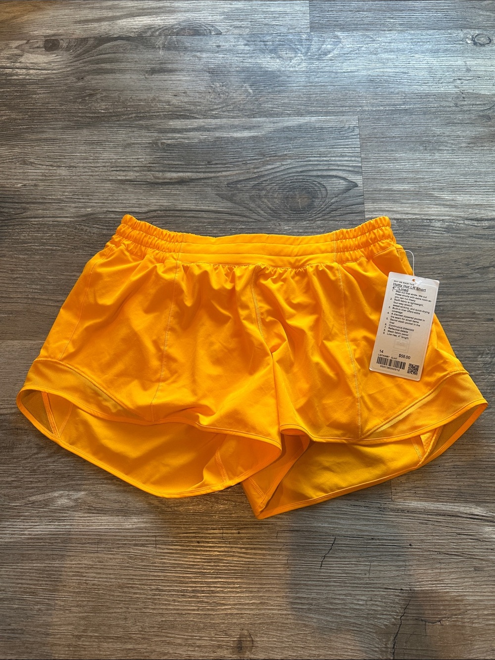 NEW with tags! Lululemon Hotty Hot Low-Rise Lined Short 4" Clementine SZ 14